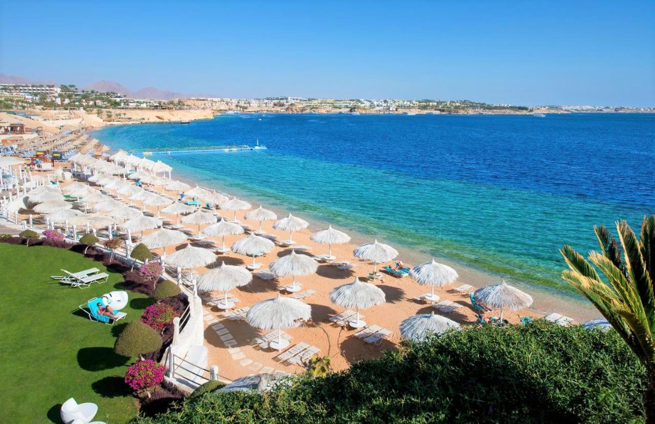 Пляж отеля Sunrise Arabian Beach Resort в Египте