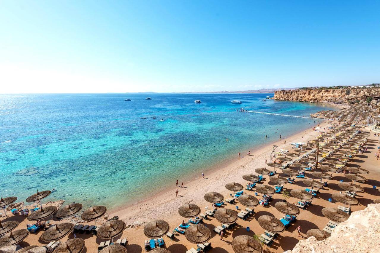 Пляж и коралловый риф отеля Reef Oasis Beach Resort в Египте